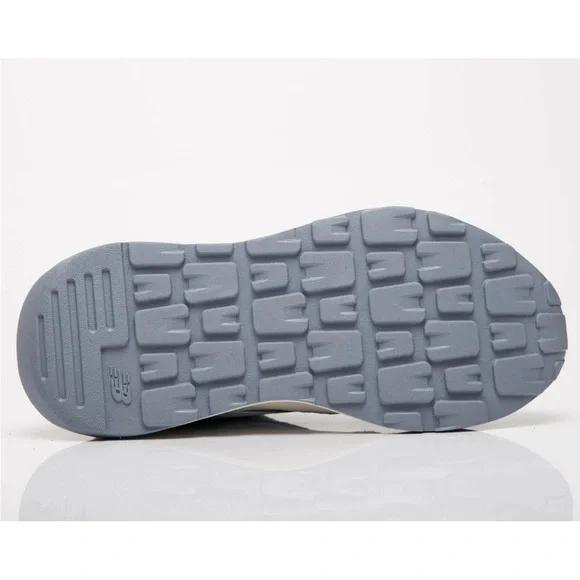 Women 57/40 New Balance Sneaker - Picture 6 of 13